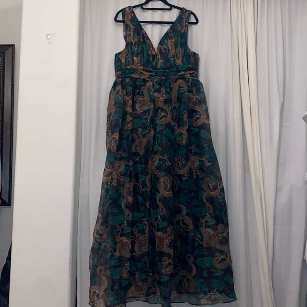 Formal long dress with dragon pattern